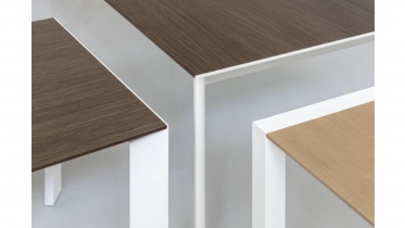 Eetkamertafel in hout met ovale aluminium poten | art 10.MK06W2