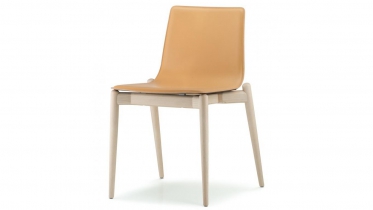 houten stoel met een zit in leder | art 76.3922