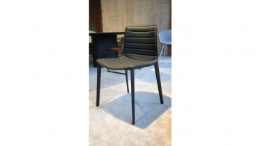 stoel in stof of leder met houten poten | art 15.03562