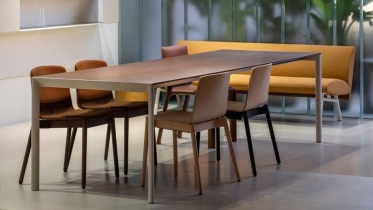 Eetkamertafel in hout met ovale aluminium poten | art 10.MK06W