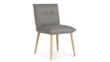 stoel in stof of leder en houten poten | art 12.402