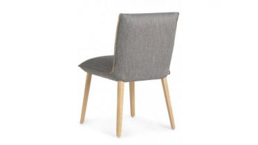 stoel in stof of leder en houten poten | art 12.402