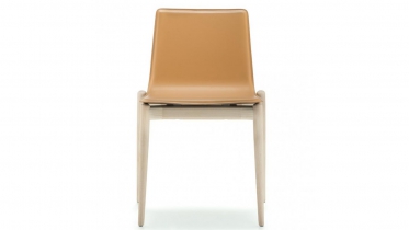 houten stoel met een zit in leder | art 76.3922
