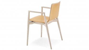 houten stoel met een zit in leder en armleuningen | art 76.3972