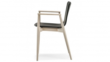 houten stoel met een zit in leder en armleuningen | art 76.3972