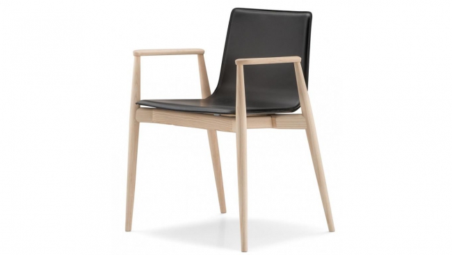 houten stoel met een zit in leder en armleuningen | art 76.397