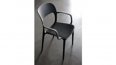 stoel in kunststof met armleuningen - art 03.40102