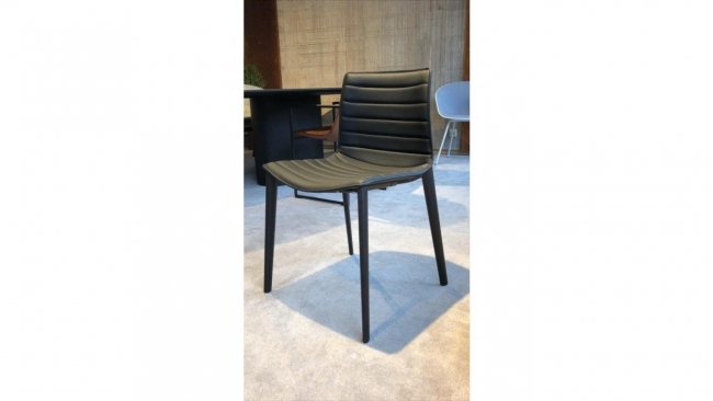 stoel in stof of leder met houten poten | art 15.0356