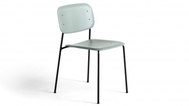 stoel met houten zit en rug en metalen onderstel | art 60.SEMW2